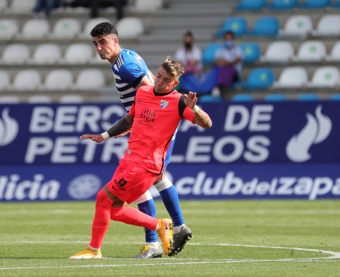 El Málaga cae en su visita a la Ponferradina (4-0). 