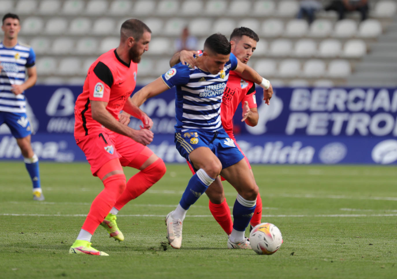 El Málaga cae en su visita a la Ponferradina (4-0). 