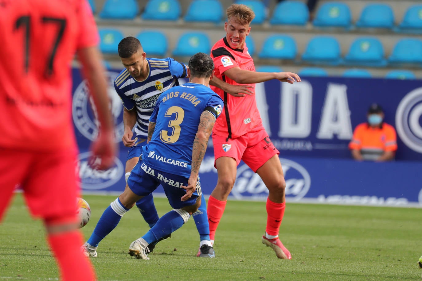 El Málaga cae en su visita a la Ponferradina (4-0). 