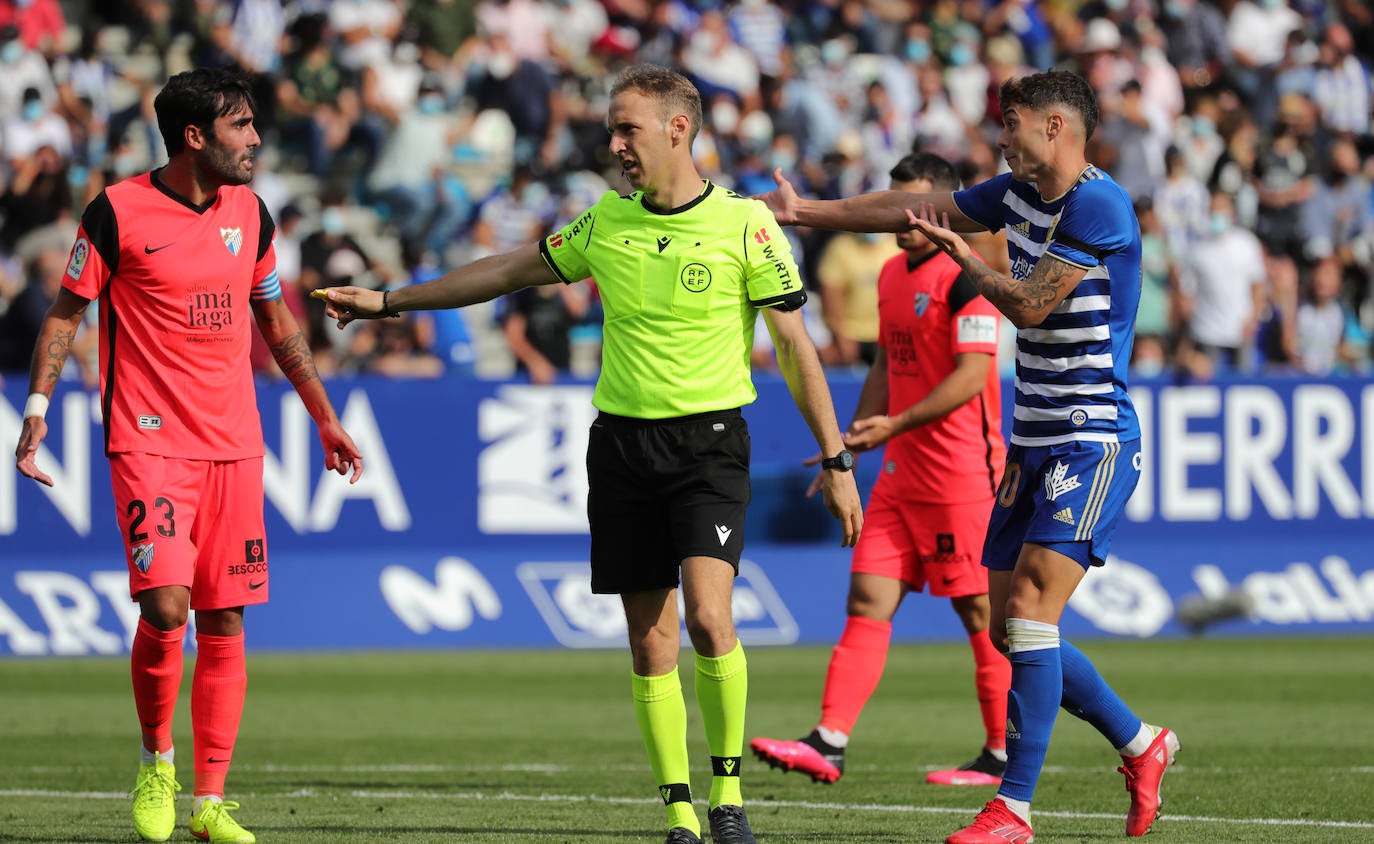 El Málaga cae en su visita a la Ponferradina (4-0). 