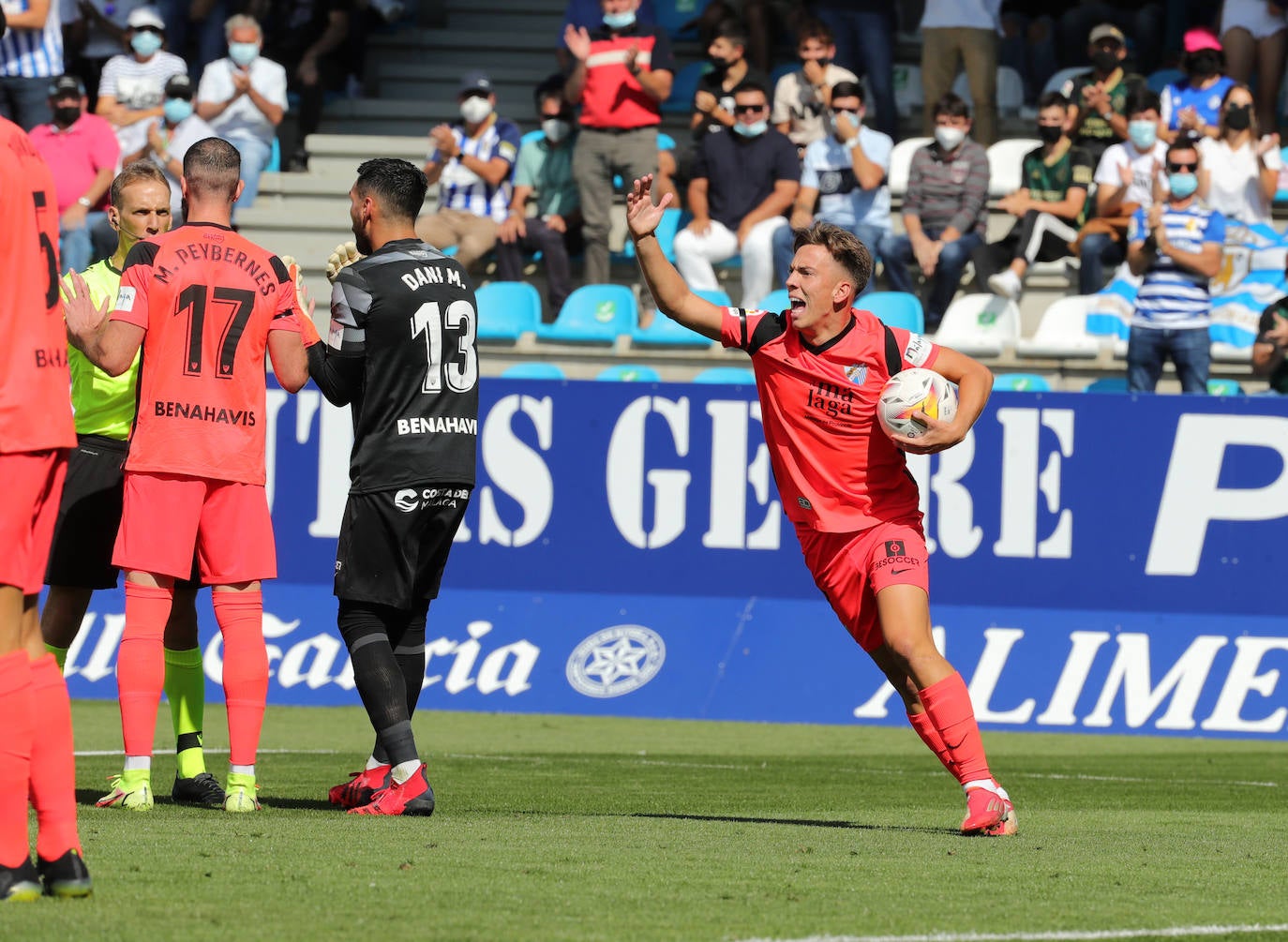 El Málaga cae en su visita a la Ponferradina (4-0). 