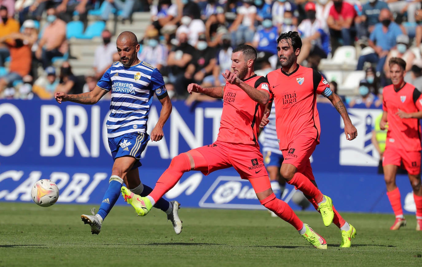 El Málaga cae en su visita a la Ponferradina (4-0). 