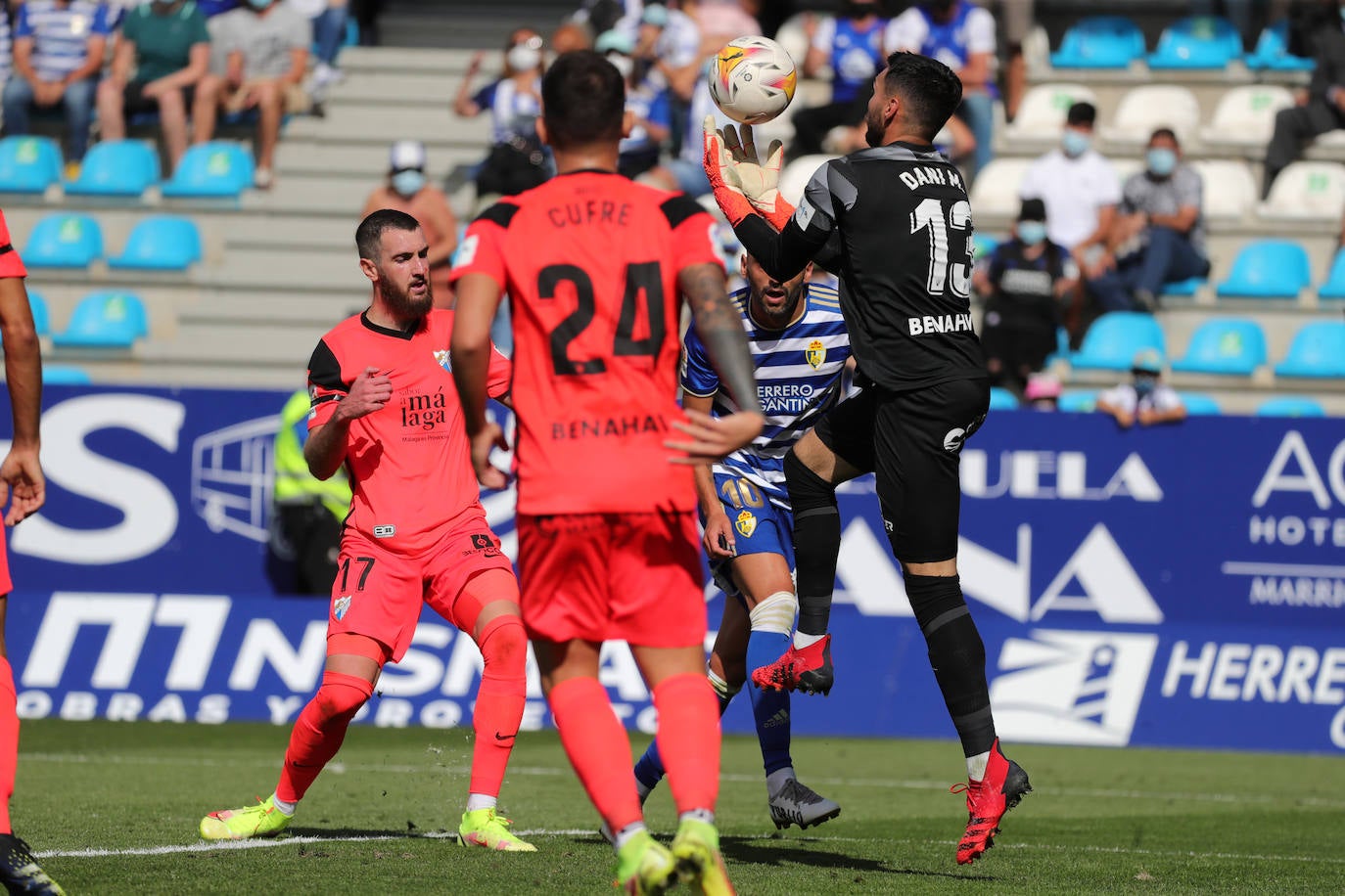 El Málaga cae en su visita a la Ponferradina (4-0). 