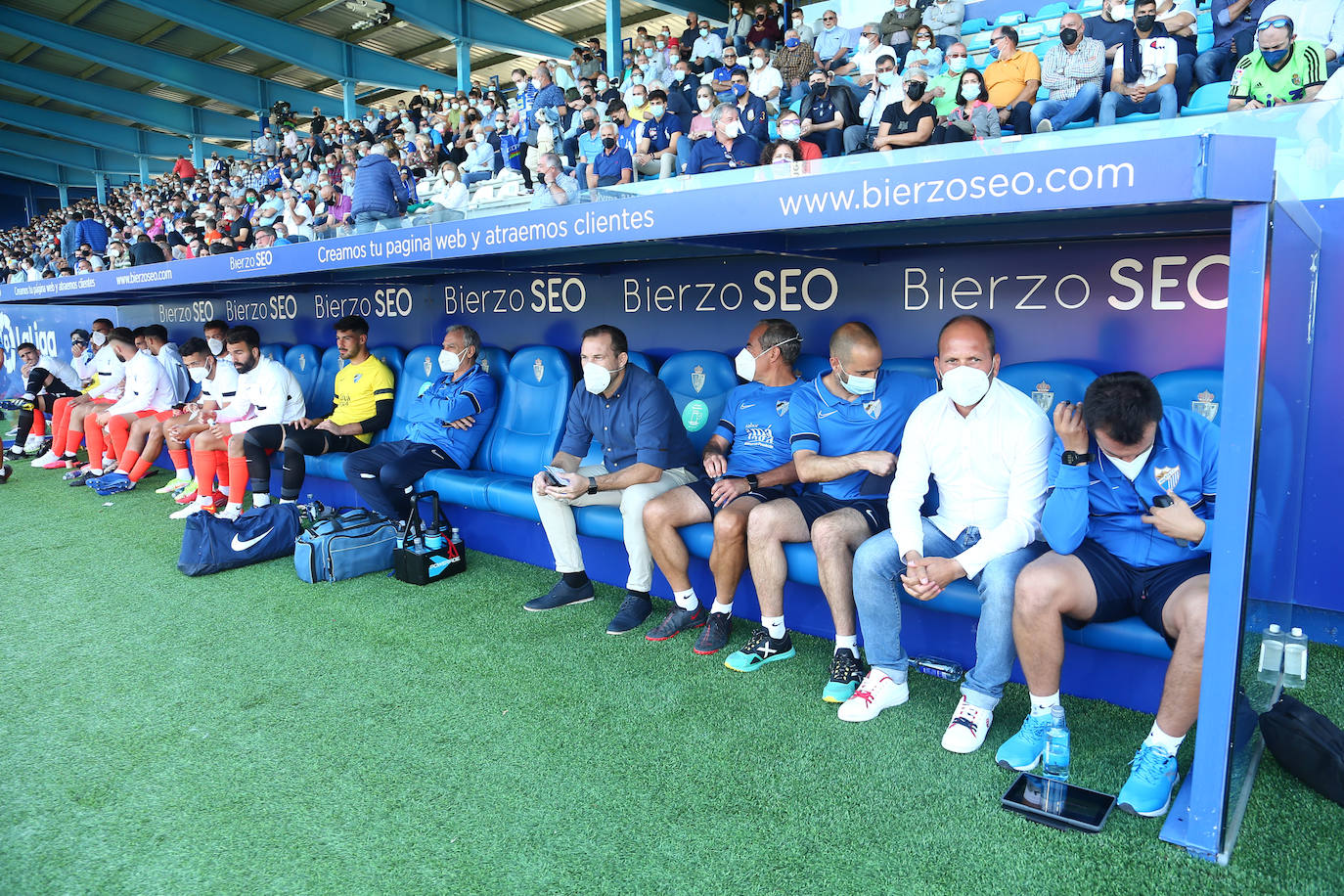 El Málaga cae en su visita a la Ponferradina (4-0). 