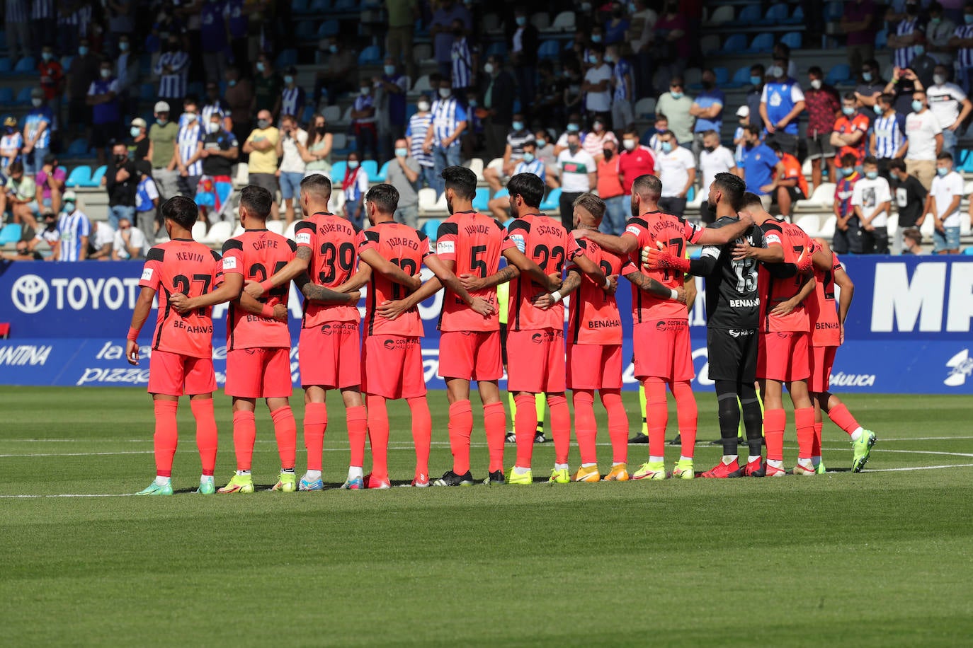 El Málaga cae en su visita a la Ponferradina (4-0). 