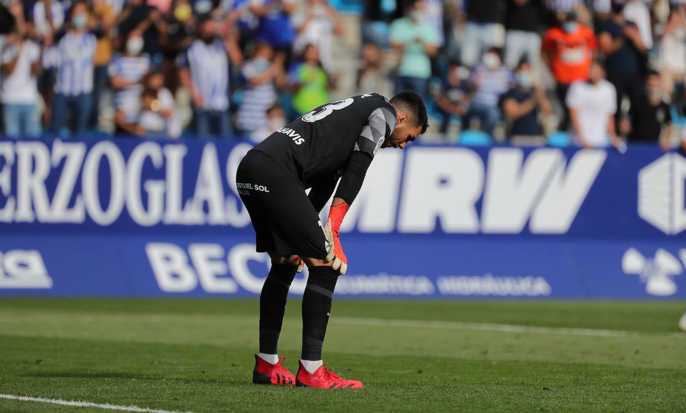 El Málaga cae en su visita a la Ponferradina (4-0). 