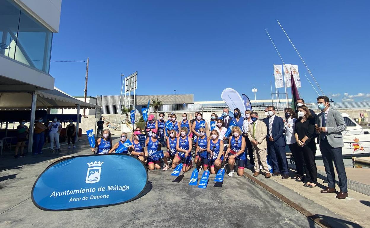 Las mujeres de la asociación Dragon Boat BCS posan con sus remos junto a los representantes institucionales.