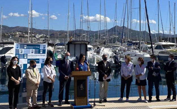 Imagen principal - Representación de Club Mediterráneo, Fundación 'La Caixa', Ayuntamiento, Quirónsalud, entre otras. Momento en el que se descubre el segundo barco que utilizarán las mujeres de Dragon Boat BCS. La presentación tuvo lugar en La Marina del Real Club Mediterráneo.