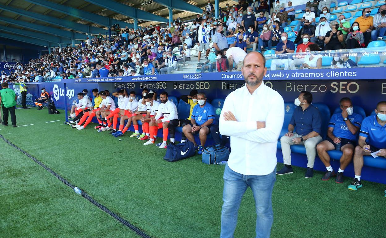 José Alberto, en el área técnica del banquillo visitante en El Toralín. 