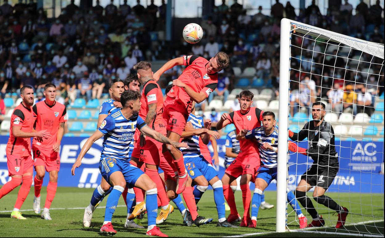 Una de las acciones a balón parado por alto que tanto le costó defender al Málaga. 