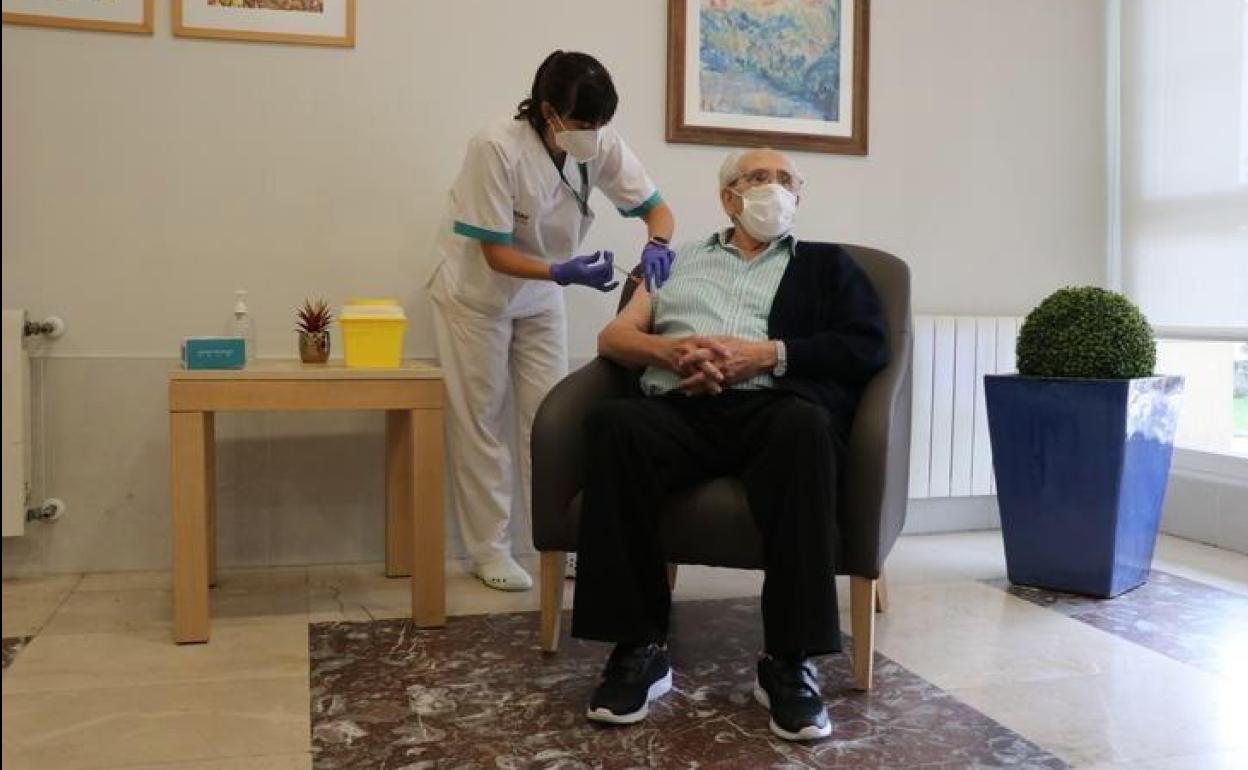 La Junta comienza oficialmente a vacunar en las residencias