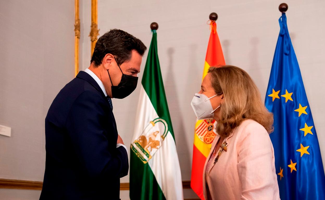 Juanma Moreno y Nadia Calviño, este lunes tras la reunión que mantuvieron en el palacio de San Telmo. 