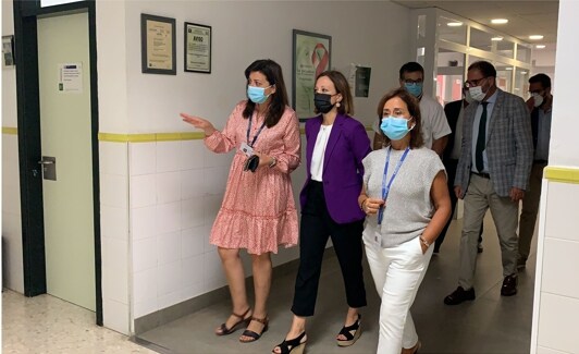 La delegada en su visita al centro de salud de Torre del Mar. 