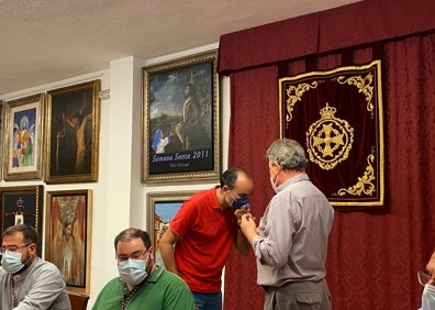 Imagen secundaria 1 - Tres imágenes de la imposición de las medallas de la Agrupación de Cofradías de Vélez-Málaga.