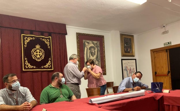 Imagen principal - Tres imágenes de la imposición de las medallas de la Agrupación de Cofradías de Vélez-Málaga.
