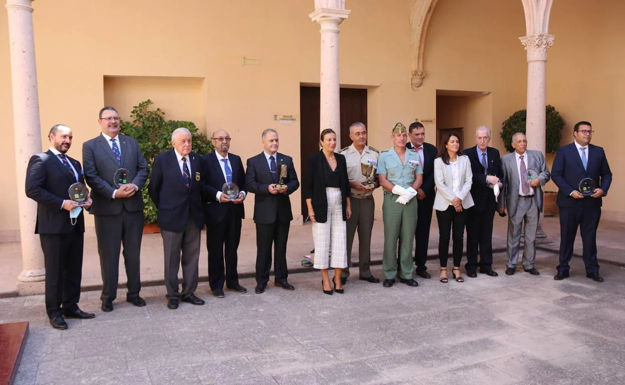 Foto de familia de premiados, invitados y organización, este martes en Ronda. 