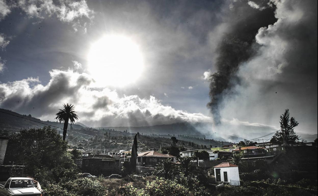 Un penacho de humo procedente del cráter se eleva sobre el valle palmero.