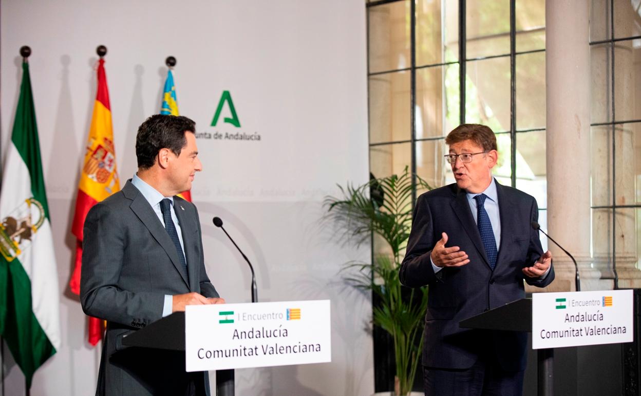 El presidente de la Junta de Andalucía, Juanma Moreno, y el presidente de la Generalitat Valenciana, Ximo Puig, ayer tras la reunión