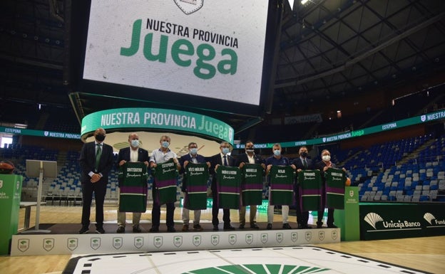 López Nieto, con los alcaldes de casa municipio, a los que se entregó una camiseta conmemorativa. En el vídeo, los representantes institucionales lanzan a canasta 