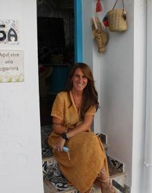 Imagen secundaria 2 - Algunas de las creaciones que se pueden ver en la tienda. Una cabeza de elefante, como la que le compró Màxim Huerta. Esta joven de Frigiliana en la entrada del Rincón del Esparto.