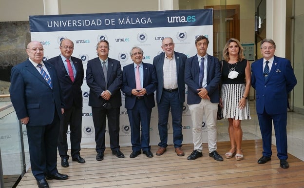 Los premiados, en el centro, con responsables de la UMA y de la Institución Científica y de Investigación Carlomagno. 