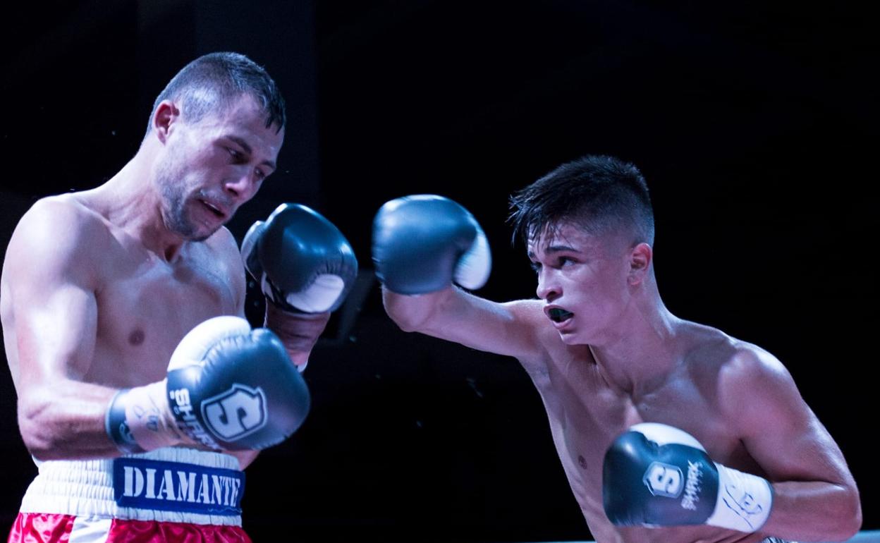 Samu 'La Esencia' Molina (derecha), en un combate reciente. 