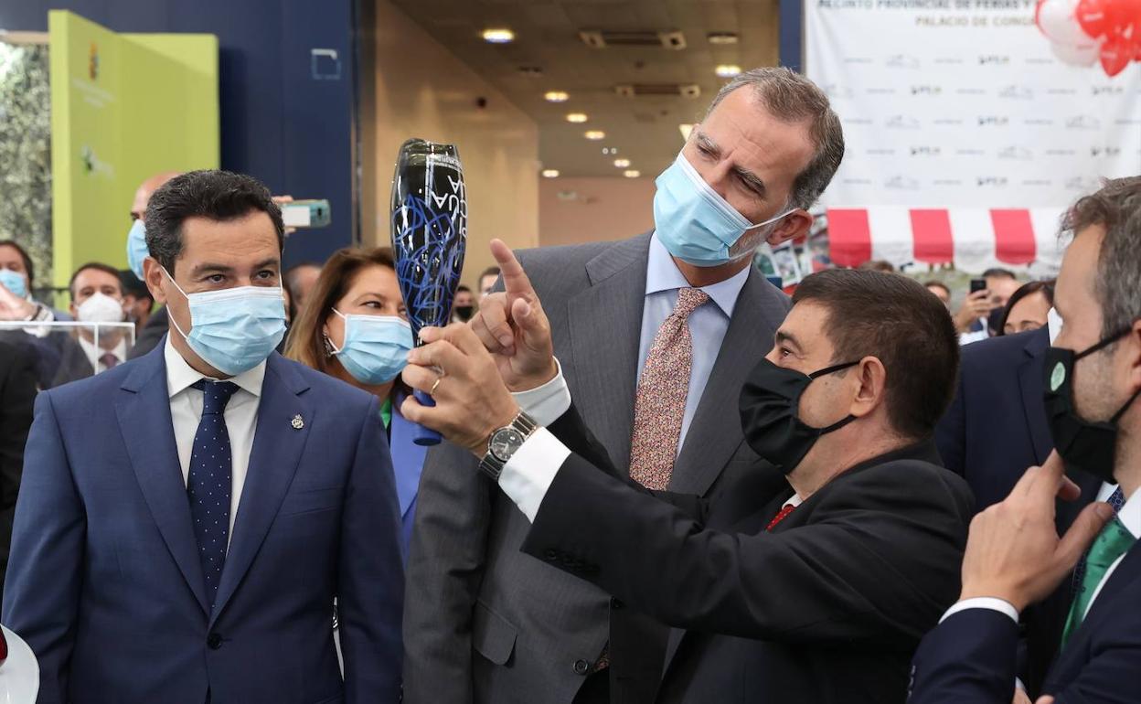 Felipe VI, junto a Juanma Moreno, este miércoles, en Jaén.