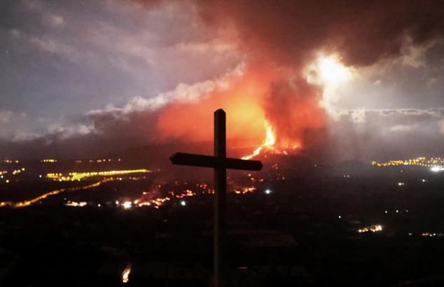 lLa lava y el humo se elevan después de la erupción de un volcán en la isla de La Palma, en Los Llanos de Aridane.