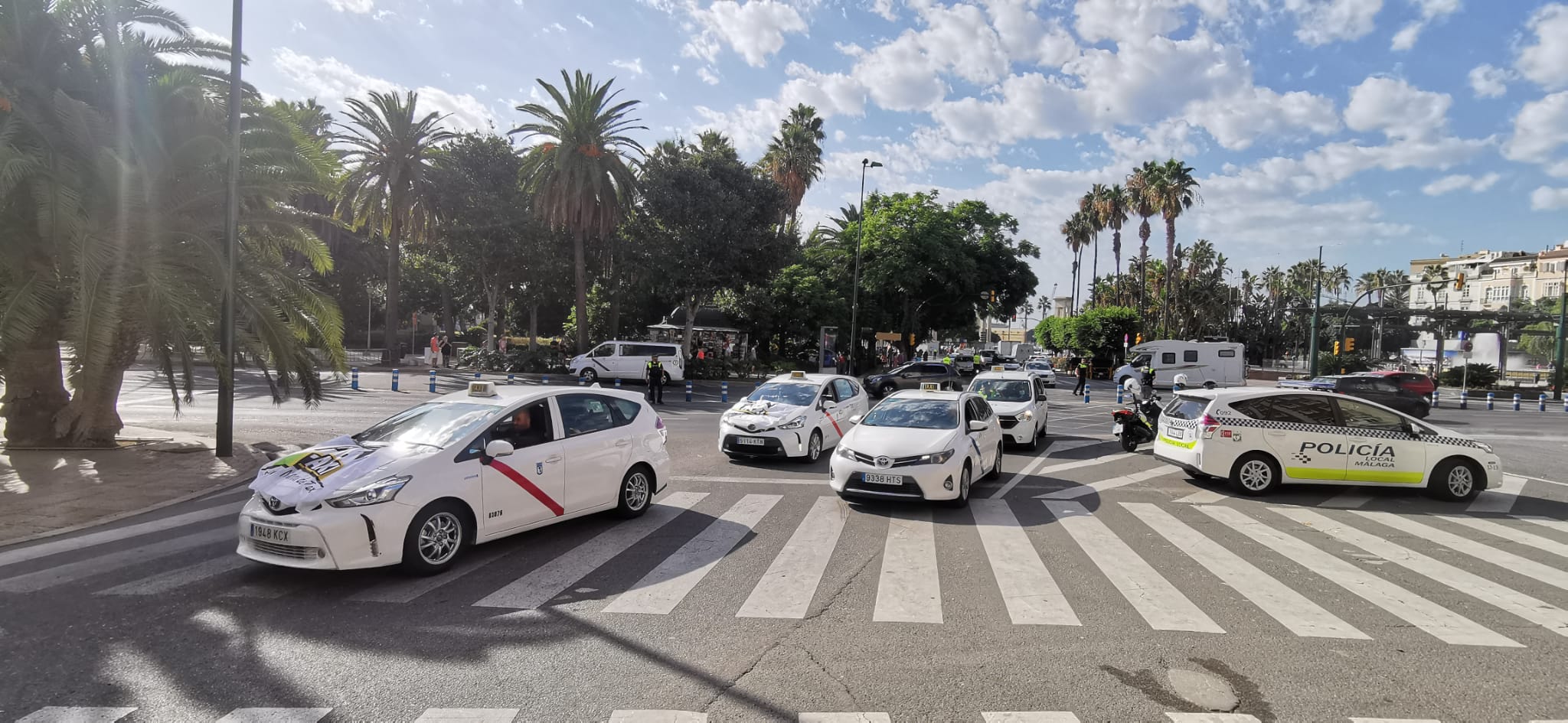 Tras casi dos años en silencio, los profesionales del sector marchan en caravana por el Centro para reivindicar a las administraciones una regulación definitiva sobre este servicio, al que acusan de competencia desleal, intrusismo y de mala praxis profesional.