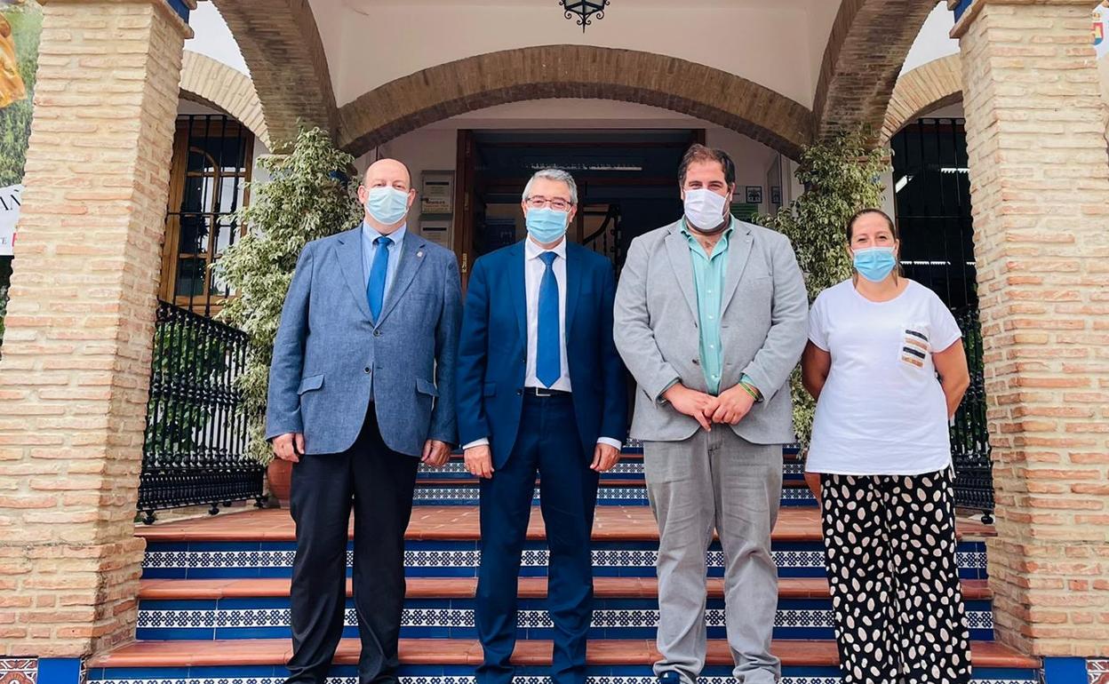 Francisco Salado, en Ardales, junto al alcalde, Juan Alberto Naranjo, y miembros de la corporación municipal.