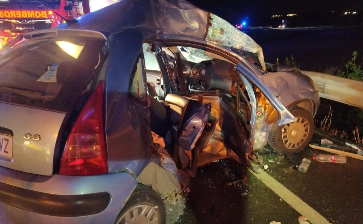 Muere una joven de 20 años y otro de 25 resulta herido grave al chocar contra un camión en Antequera