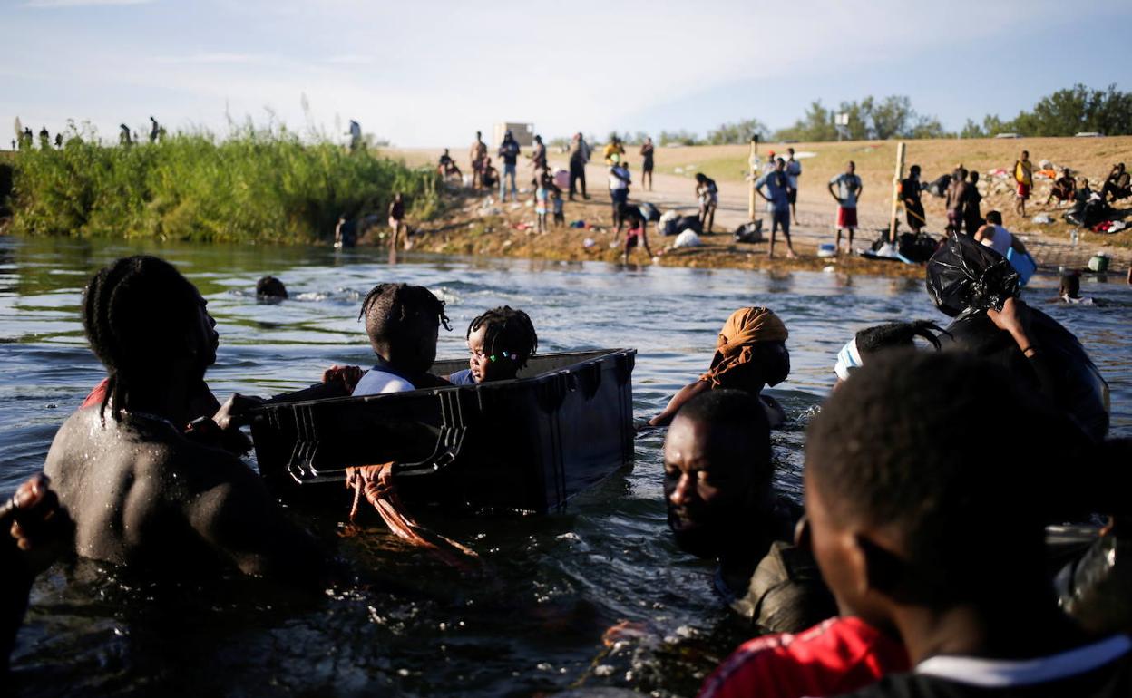 Migrantes haitianos cruzan el Río Grande hacia México.