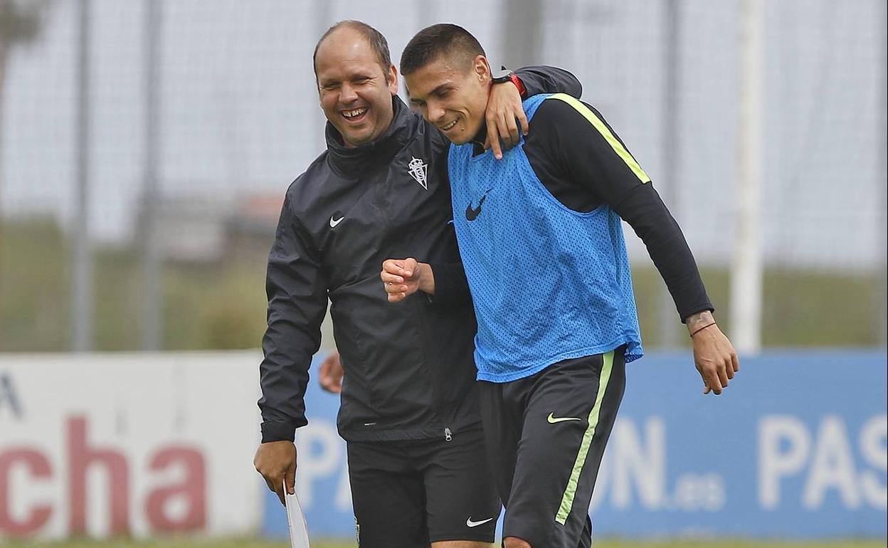 José Alberto bromea con Djurdjevic en un entrenamiento del Sporting. 