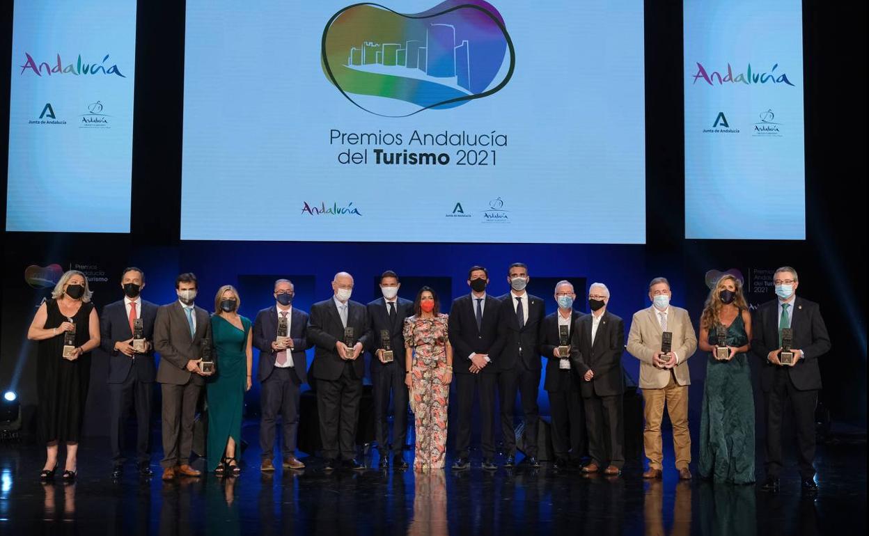 Foto de familia de los galardonados con los Premios Andalucía del Turismo 2021, presididos por Juan Marín. 
