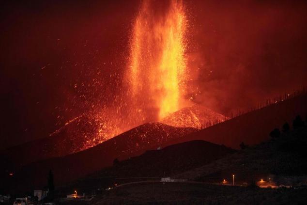 El volcán Cumbre Vieja arroja lava desde Los Llanos de Aridane.