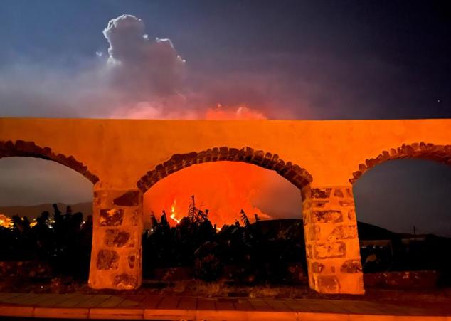 La lava y el humo se elevan desde el volcán.