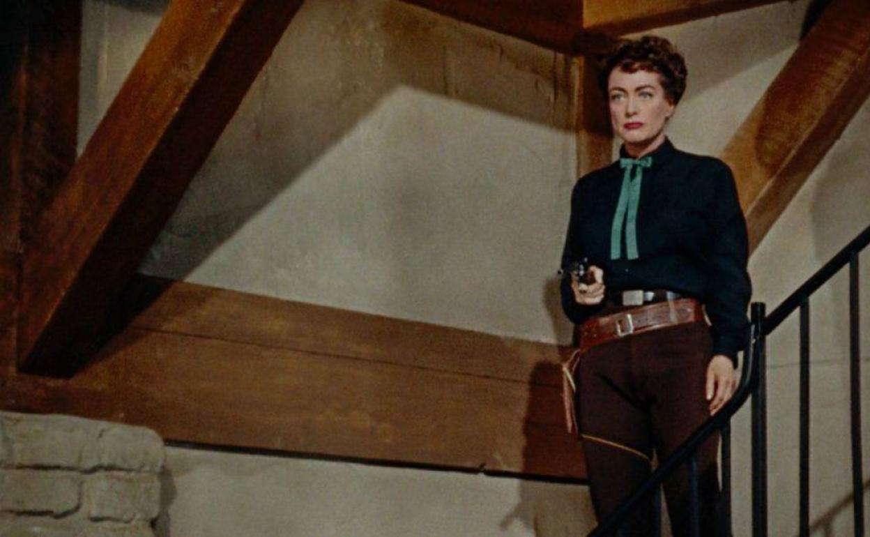La actriz Joan Crawford, en un fotograma de la película 'Johnny Guitar', un western en el que luchó por ser protagonista. 