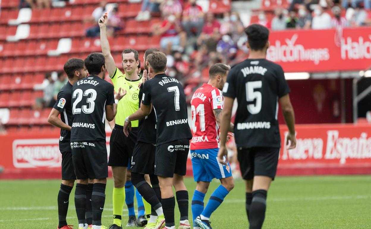 Momento en el que el árbitro muestra la roja directa a Escassi en el minuto 7. 