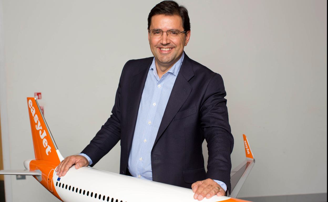 Javier Gándara, junto a la maqueta de uno de los aviones de la compañía. 