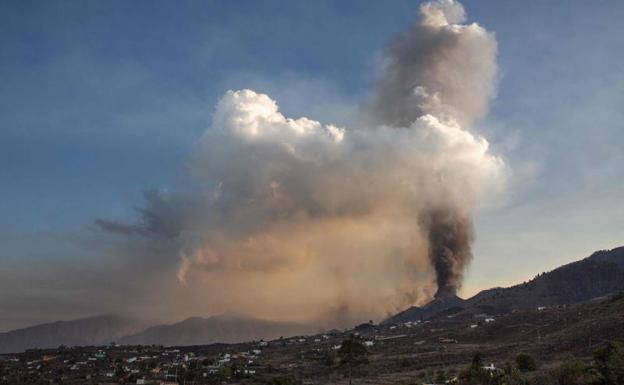 El volcán Cumbre Vieja es visto desde Los Llanos de Aridane.