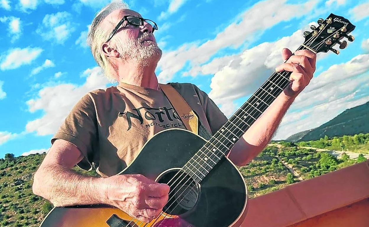 Pacho Varona acompañado de su inseparable guitarra.