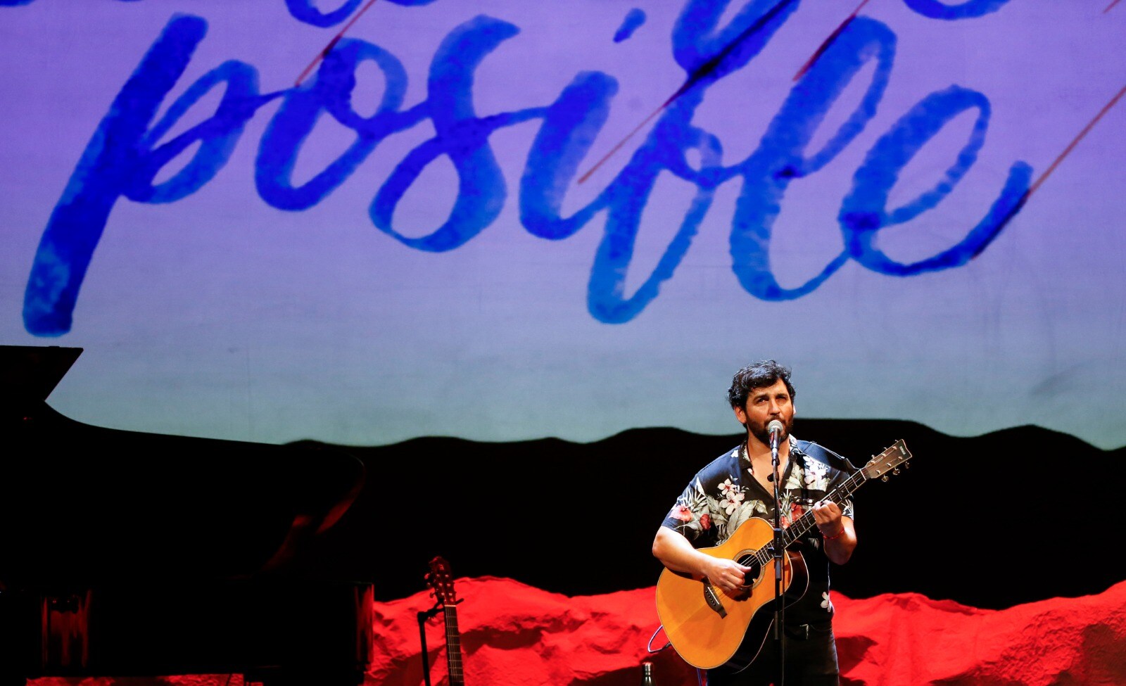 El artista malagueño se sube a las tablas de este teatro de su ciudad para estrenarse como músico con un recorrido por sus últimos trabajos y canciones de siempre