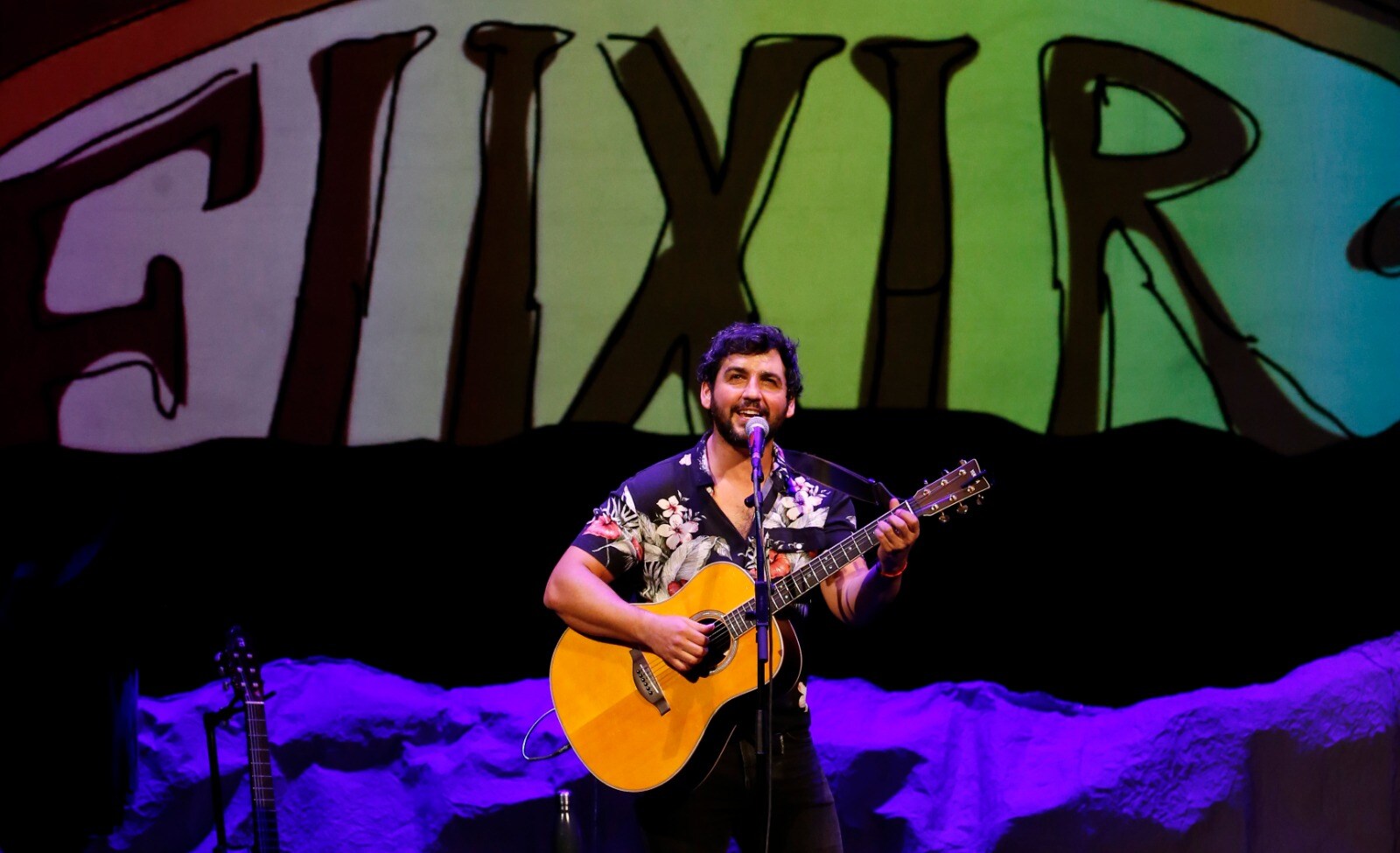 El artista malagueño se sube a las tablas de este teatro de su ciudad para estrenarse como músico con un recorrido por sus últimos trabajos y canciones de siempre