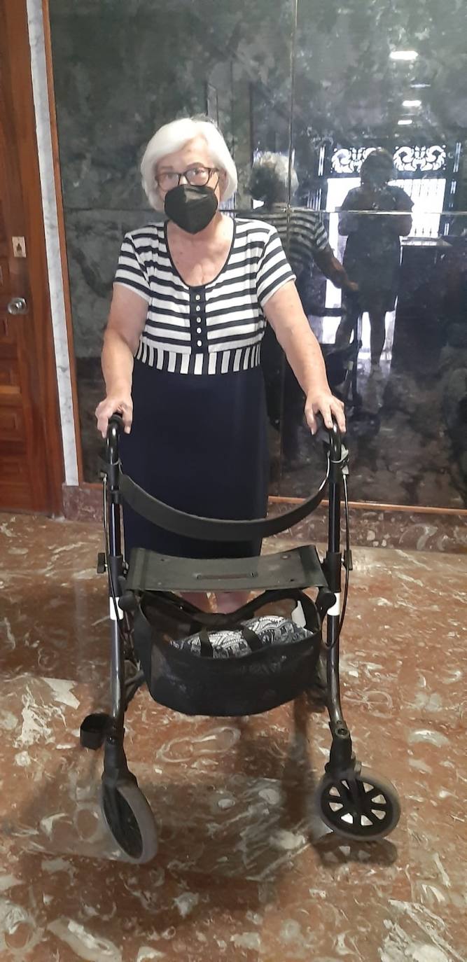 Andador. Pilar, de 84 años, tiene una minusvalía del 23% por sus problemas de corazón pero si no se la actualizan no puede tener ayuda en casa. 