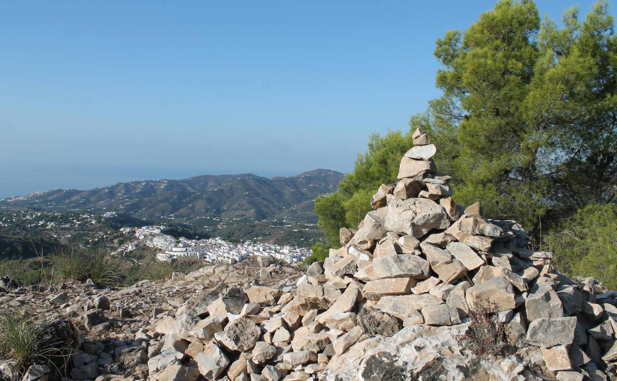 Cima del cerro Cruz de Félix, con vistas a Frigiliana y al mar.