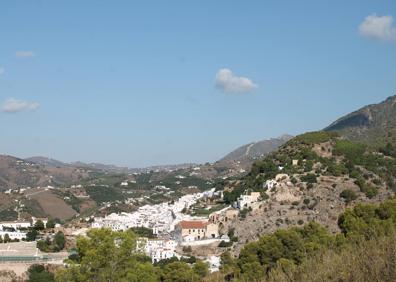 Imagen secundaria 1 - Tramo de la ruta. Rutas. Vista panorámica de Frigiliana desde la ruta.Descenso hasta el río Higuerón.