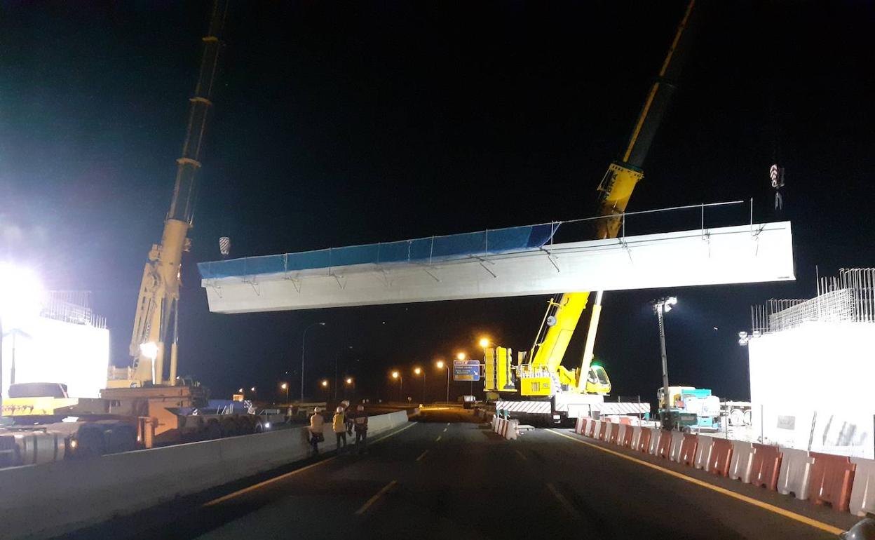 La instalación del paso superior con vigas de 40 metros de longitud obligó al corte de la ronda oeste (MA-20) la madrugada del pasado día 21. 