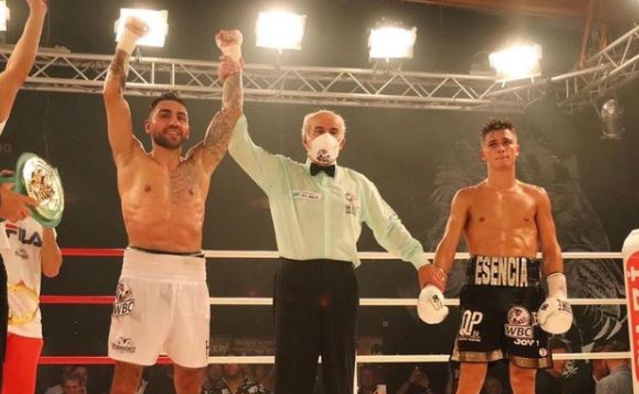 Molina, a la derecha, al final del combate tras ser noqueado. 