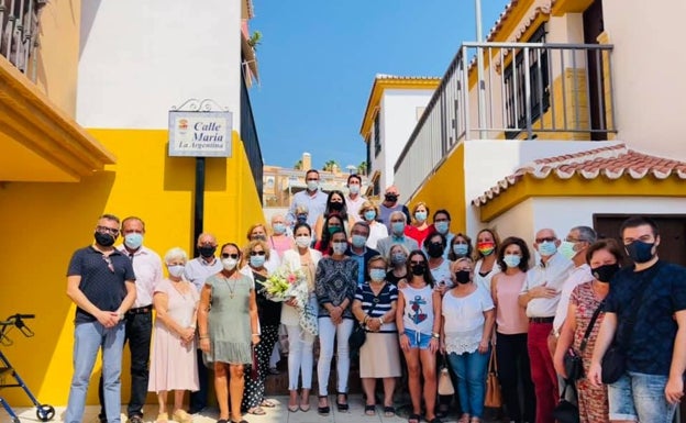 El alcalde y ediles, con familiares de María Isabel López Vázquez. 