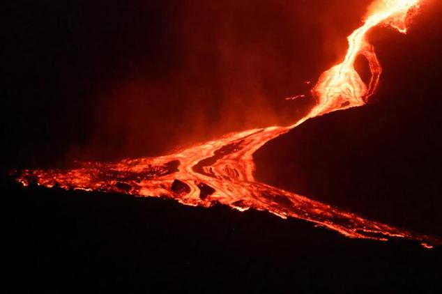 La lava alcanza un grosor de hasta 50 metros en algunos tramos. 